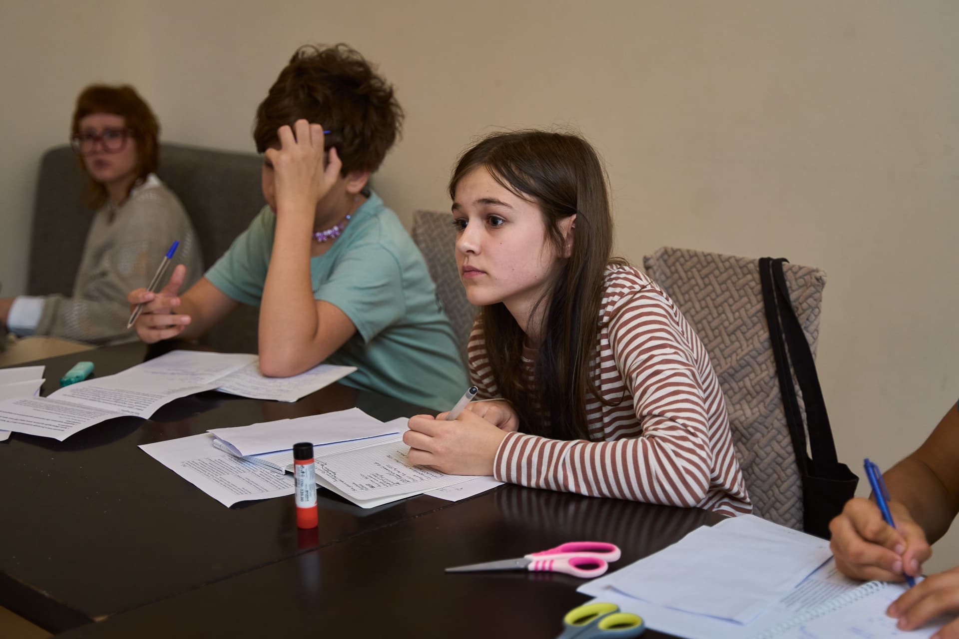 Ученики слушают преподавателя