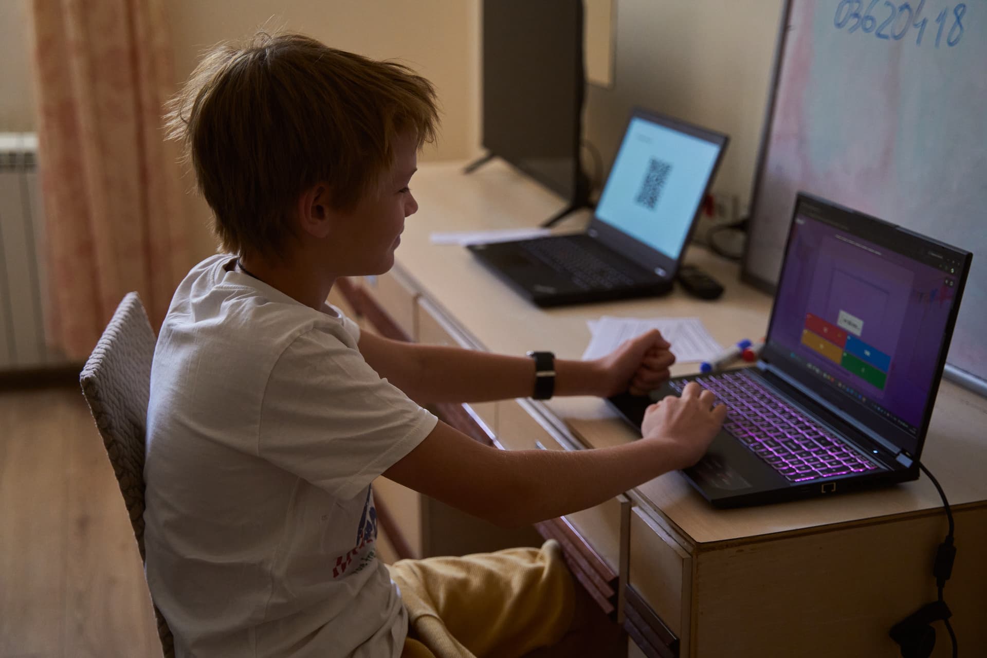 Ученик играет в учебный квиз на ноутбуке